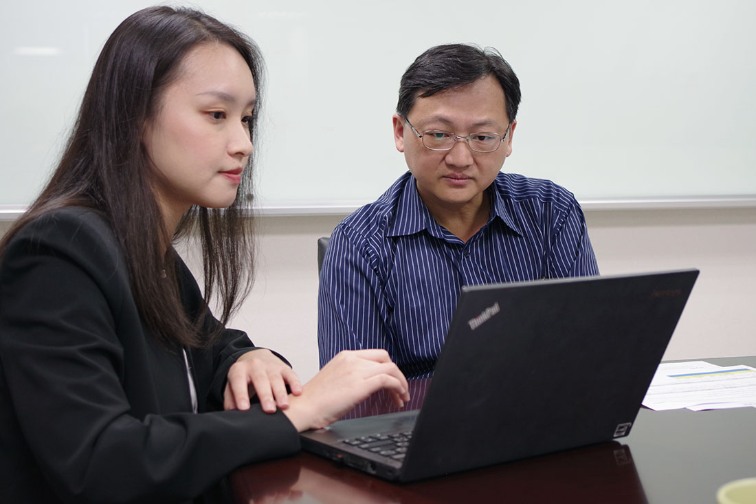 Mr. Wang shares with our specialist how to do a video conference using Hangouts